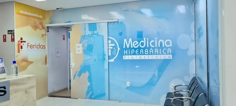 Entrada do setor de Medicina Hiperbárica da Fisioclínica, com sinalização do ambulatório de feridas